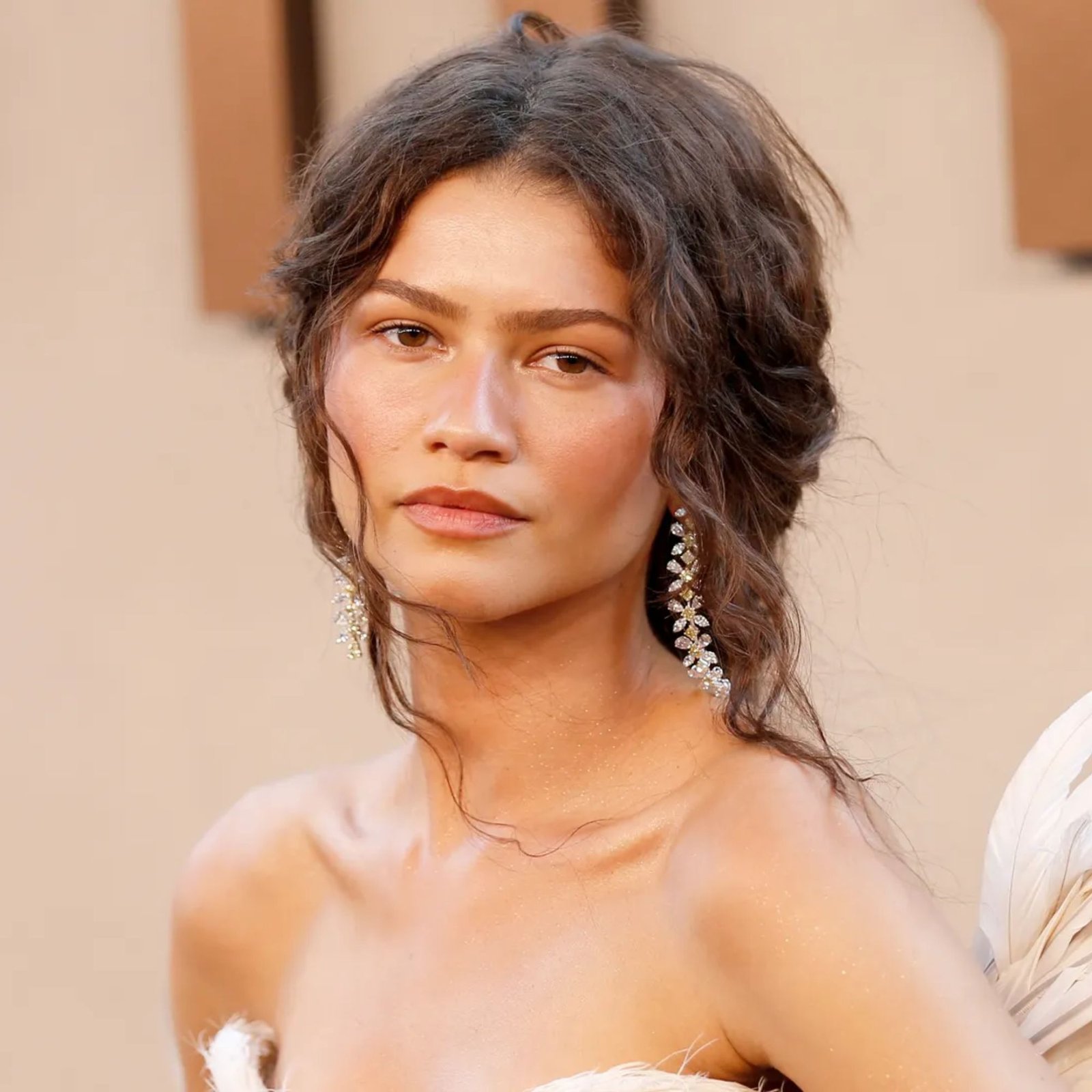 Zendaya Brings Back ’90s-Inspired Velvet Nail Trend